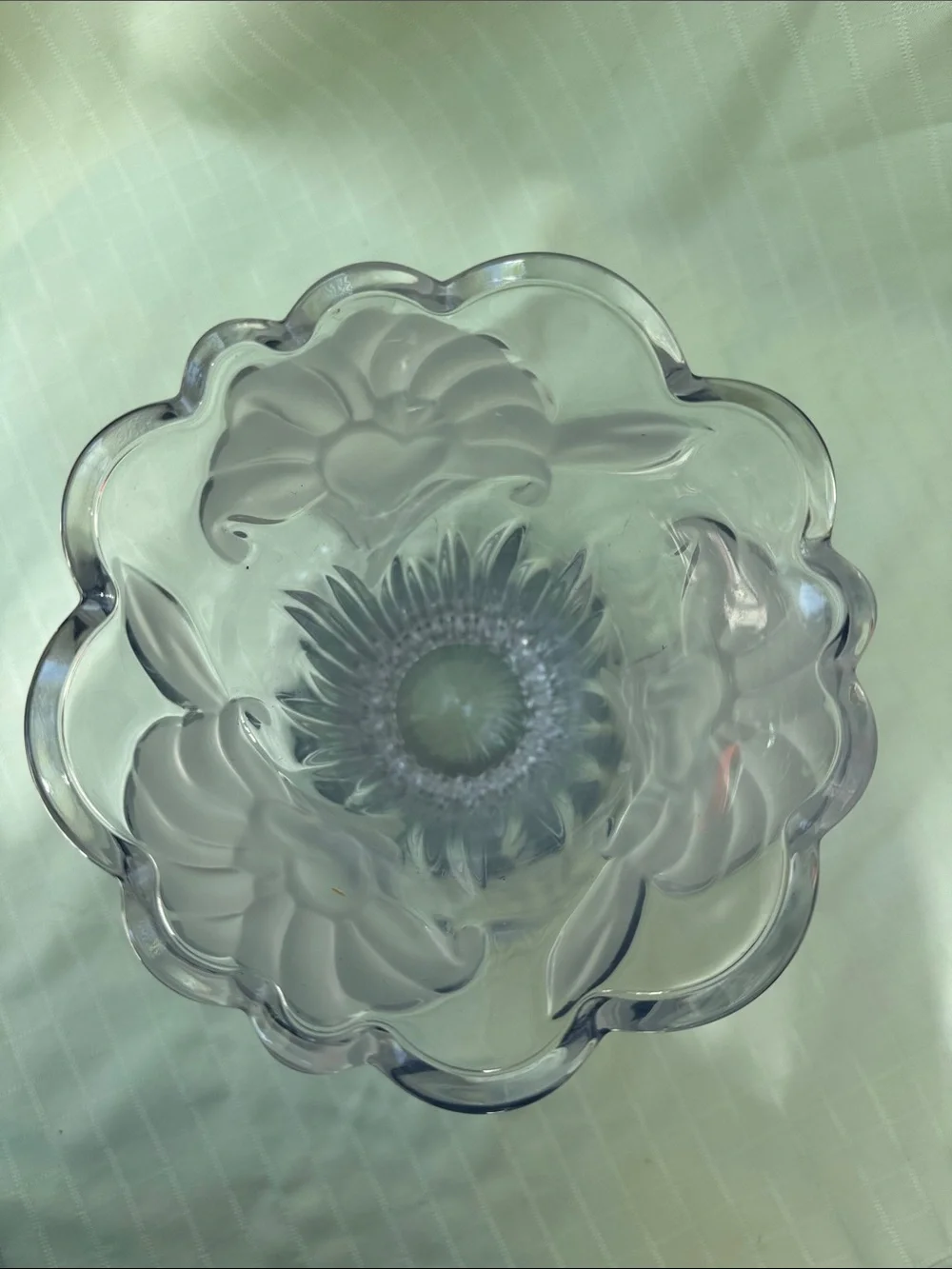 Vintage Crystal Decorative Vase - Elegant Scalloped Rim